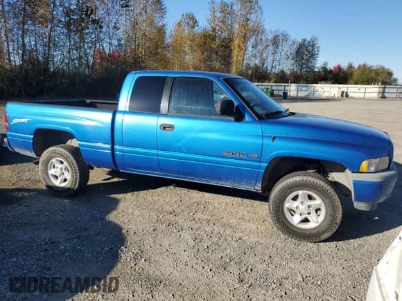 1998 Dodge 1500 z VIN 3B7HF13Y4WG227429, wystawiony jako Copart lot #72100104 z przebiegiem 242 823 mil mil oraz Czysty tytuł • Clean title. Historia ofert i sprzedaży dostępna na DreamBid. Obrazek 4.