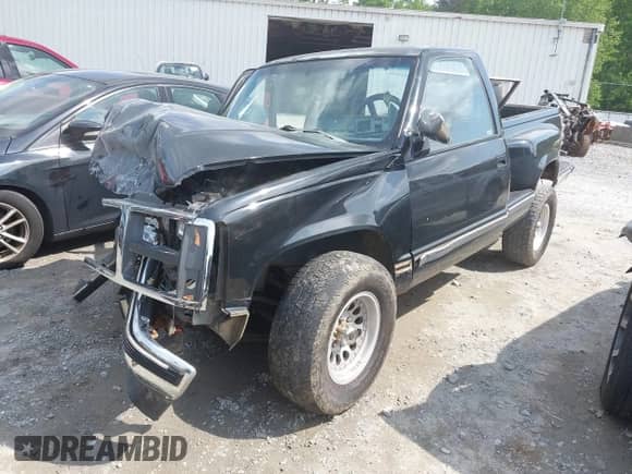 1989 GMC Sierra 1500 z VIN 1GTDK14K2KZ529560, wystawiony jako IAAI lot #42118820 z przebiegiem 274 585 mil mil oraz . Historia ofert i sprzedaży dostępna na DreamBid. Obrazek 2.