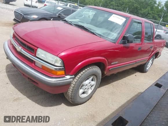 2002 Chevrolet S-10 LS with VIN 1GCDT13WX2K211938, listed as a IAAI auction lot 42710145 with 153,414 mi miles and . Bid and sale history available at DreamBid. Image 2.