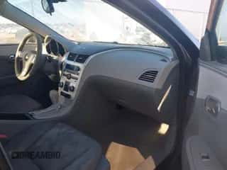 2010 Chevrolet Malibu 1LS z VIN 1G1ZB5EB1AF258687, wystawiony jako IAAI lot #43458639 z przebiegiem 204 705 mil mil oraz . Historia ofert i sprzedaży dostępna na DreamBid. Obrazek 5.