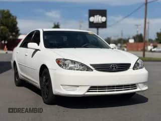 2005 Toyota Camry LE z VIN 4T1BE30K45U543392, wystawiony jako Copart lot #86261655 z przebiegiem 174 847 mil mil oraz Czysty tytuł • Clean title. Historia ofert i sprzedaży dostępna na DreamBid. Obrazek 1.