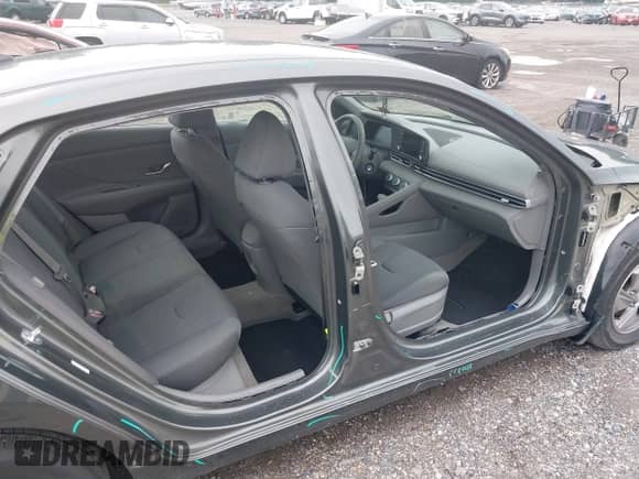 2024 Hyundai Elantra SE z VIN KMHLL4DGXRU817934, wystawiony jako IAAI lot #42659416 z przebiegiem 13 497 mil mil oraz . Historia ofert i sprzedaży dostępna na DreamBid. Obrazek 19.