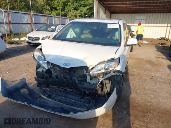 2015 Toyota Sienna XLE with VIN 5TDYK3DC5FS644523, listed as a IAAI auction lot 43248015 with 106,854 mi miles and . Bid and sale history available at DreamBid. Image 12.