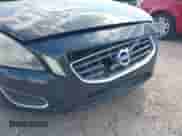 2013 Volvo S60 T5 Premier z VIN YV1612FS6D2185459, wystawiony jako IAAI lot #42867641 z przebiegiem 167 059 mil mil oraz . Historia ofert i sprzedaży dostępna na DreamBid. Obrazek 12.