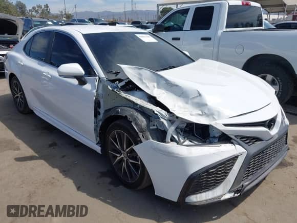 2023 Toyota Camry SE z VIN 4T1G11AK8PU756448, wystawiony jako IAAI lot #43051703 z przebiegiem 27 035 mil mil oraz . Historia ofert i sprzedaży dostępna na DreamBid. Obrazek 1.