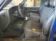 2003 GMC Sierra 1500 SLE z VIN 1GTEK14V33Z206988, wystawiony jako Copart lot #65412525 z przebiegiem 209 061 mil mil oraz Czysty tytuł • Clean title. Historia ofert i sprzedaży dostępna na DreamBid. Obrazek 7.