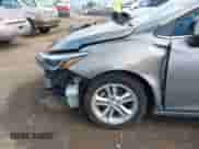 2018 Chevrolet Cruze LT z VIN 1G1BE5SMXJ7191371, wystawiony jako IAAI lot #43055956 z przebiegiem 104 565 mil mil oraz . Historia ofert i sprzedaży dostępna na DreamBid. Obrazek 18.