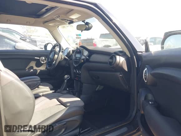 2014 MINI Hardtop with VIN WMWXM5C53ET934731, listed as a IAAI auction lot 43345367 with 48,628 mi miles and . Bid and sale history available at DreamBid. Image 5.