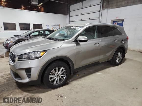 2019 Kia Sorento L z VIN 5XYPG4A3XKG525347, wystawiony jako Copart lot #84659405 z przebiegiem 99 005 mil mil oraz Szkoda całkowita • Salvage title. Historia ofert i sprzedaży dostępna na DreamBid. Obrazek 1.