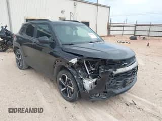 2022 Chevrolet TrailBlazer RS z VIN KL79MTSL3NB069097, wystawiony jako IAAI lot #42970183 z przebiegiem 123 655 mil mil oraz . Historia ofert i sprzedaży dostępna na DreamBid. Obrazek 1.
