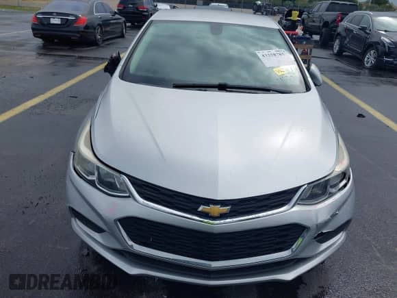 2018 Chevrolet Cruze LS z VIN 1G1BC5SM9J7188340, wystawiony jako IAAI lot #43258785 z przebiegiem 36 132 mil mil oraz . Historia ofert i sprzedaży dostępna na DreamBid. Obrazek 6.