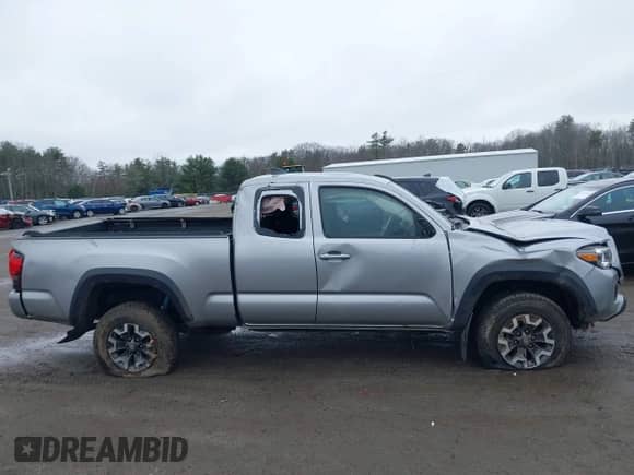 2018 Toyota Tacoma SR5 с VIN 5TFSZ5AN4JX156296, выставлен на аукционе IAAI как лот 41911608 с пробегом 105 340 миль миль и . История ставок и продаж доступна на DreamBid. Изображение 17.