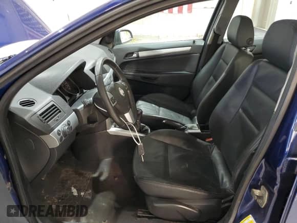 2008 Saturn Astra XR z VIN W08AT671985068933, wystawiony jako Copart lot #46699555 z przebiegiem 167 172 mil mil oraz Szkoda całkowita • Salvage title. Historia ofert i sprzedaży dostępna na DreamBid. Obrazek 7.