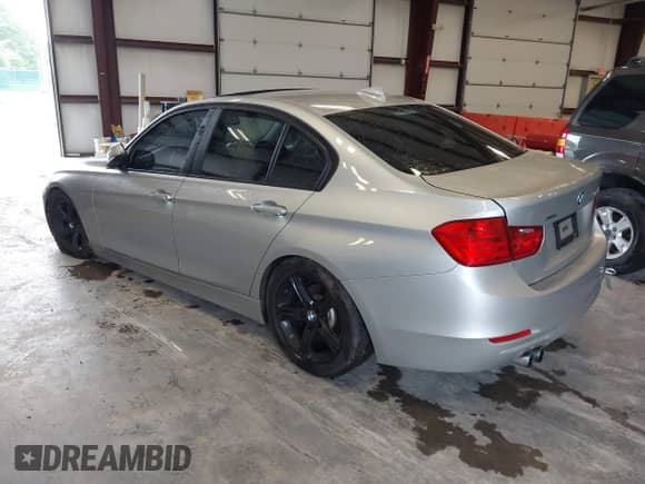 2013 BMW 3 Series 328i xDrive z VIN WBA3B3G58DNR79816, wystawiony jako IAAI lot #42303325 z przebiegiem 83 265 mil mil oraz . Historia ofert i sprzedaży dostępna na DreamBid. Obrazek 3.