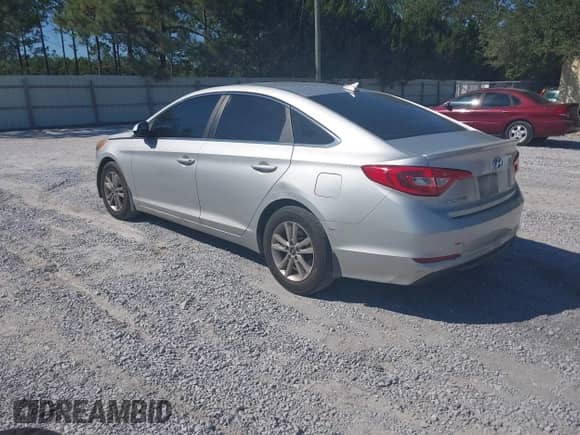 2015 Hyundai Sonata SE z VIN 5NPE24AF3FH224501, wystawiony jako IAAI lot #43385377 z przebiegiem 226 470 mil mil oraz . Historia ofert i sprzedaży dostępna na DreamBid. Obrazek 3.