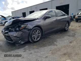 2017 Toyota Camry LE z VIN 4T1BF1FK3HU800801, wystawiony jako Copart lot #84874085 z przebiegiem 138 936 mil mil oraz Szkoda całkowita • Salvage title. Historia ofert i sprzedaży dostępna na DreamBid. Obrazek 1.