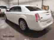 2013 Chrysler 300 C z VIN 2C3CCAKT5DH667072, wystawiony jako IAAI lot #41551843 z przebiegiem 181 649 mil mil oraz . Historia ofert i sprzedaży dostępna na DreamBid. Obrazek 3.