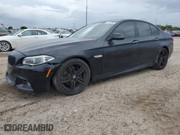 2016 BMW 5 Series 550i z VIN WBAKN9C50GD962143, wystawiony jako Copart lot #59698315 z przebiegiem 108 016 mil mil oraz Czysty tytuł • Clean title. Historia ofert i sprzedaży dostępna na DreamBid. Obrazek 1.