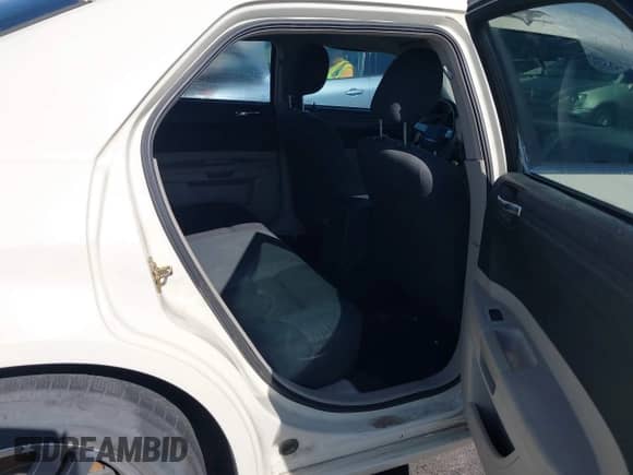 2005 Chrysler 300 300 z VIN 2C3JA43R05H593661, wystawiony jako IAAI lot #42518947 z przebiegiem 246 260 mil mil oraz . Historia ofert i sprzedaży dostępna na DreamBid. Obrazek 8.