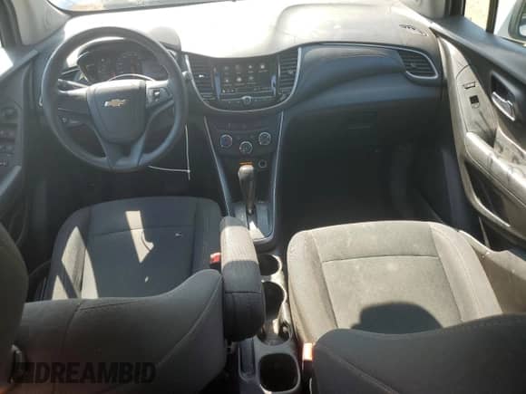 2018 Chevrolet Trax LS z VIN 3GNCJKSB4JL409599, wystawiony jako Copart lot #71651735 z przebiegiem 115 507 mil mil oraz Czysty tytuł • Clean title. Historia ofert i sprzedaży dostępna na DreamBid. Obrazek 8.