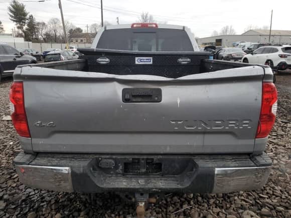 2019 Toyota Tundra SR с VIN 5TFUM5F18KX079687, выставлен на аукционе Copart как лот 46893985 с пробегом 111 149 миль миль и Списание • Salvage title. История ставок и продаж доступна на DreamBid. Изображение 6.