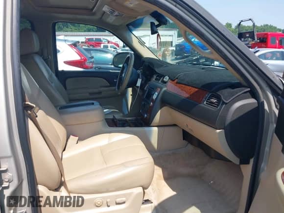 2007 Chevrolet Suburban LT с VIN 3GNFC16027G260735, выставлен на аукционе IAAI как лот 42584003 с пробегом 177 628 миль миль и . История ставок и продаж доступна на DreamBid. Изображение 5.