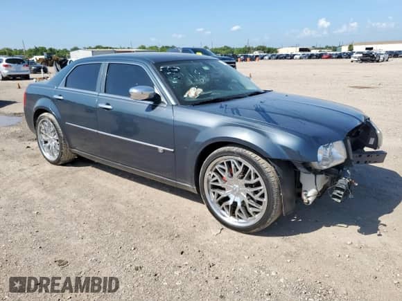 2008 Chrysler 300 C Hemi с VIN 2C3KA63H08H331148, выставлен на аукционе Copart как лот 66790615 с пробегом 72 999 миль миль и Списание • Salvage title. История ставок и продаж доступна на DreamBid. Изображение 4.