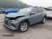 2024 Hyundai Tucson SEL z VIN 5NMJBCDE2RH405098, wystawiony jako IAAI lot #42766392 z przebiegiem 3 902 mil mil oraz . Historia ofert i sprzedaży dostępna na DreamBid. Obrazek 2.