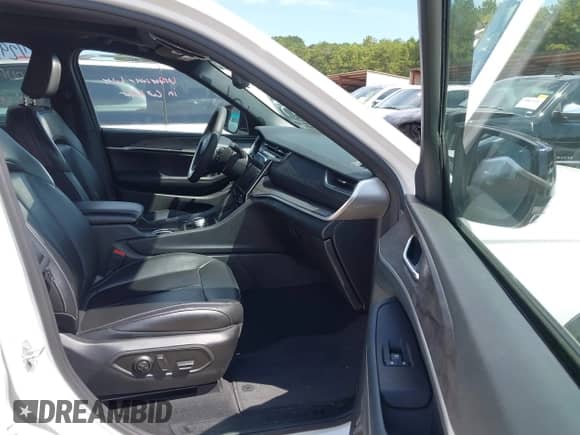 2024 Jeep Grand Cherokee with VIN 1C4RJYB60RC129744, listed as a IAAI auction lot 43065938 with 33,111 mi miles and . Bid and sale history available at DreamBid. Image 5.