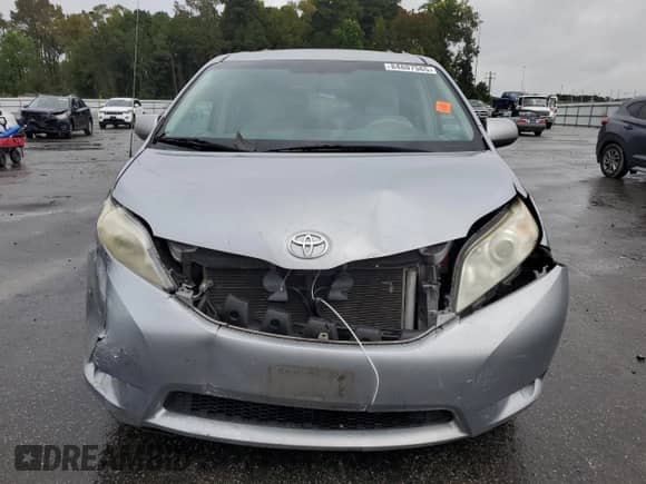2013 Toyota Sienna LE AAS с VIN 5TDKK3DC1DS389260, выставлен на аукционе Copart как лот 84807565 с пробегом 238 792 миль миль и Списание • Salvage title. История ставок и продаж доступна на DreamBid. Изображение 5.