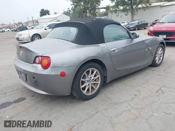 2004 BMW Z4 2.5i с VIN 4USBT33594LS50182, выставлен на аукционе IAAI как лот 42560956 с пробегом 118 896 миль миль и . История ставок и продаж доступна на DreamBid. Изображение 4.