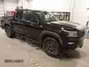 2023 Nissan Frontier Pro-4X z VIN 1N6ED1EKXPN616079, wystawiony jako IAAI lot #43327941 z przebiegiem 42 471 mil mil oraz . Historia ofert i sprzedaży dostępna na DreamBid. Obrazek 1.