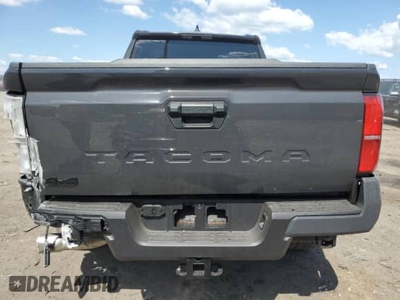 2025 Toyota Tacoma SR z VIN 3TMLB5JN1SM159575, wystawiony jako Copart lot #80628225 z przebiegiem 2 757 mil mil oraz Szkoda całkowita • Salvage title. Historia ofert i sprzedaży dostępna na DreamBid. Obrazek 6.