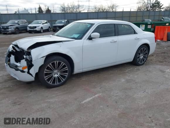 2010 Chrysler 300 S with VIN 2C3CA2CV3AH330682, listed as a IAAI auction lot 41475961 with 177,043 mi miles and . Bid and sale history available at DreamBid. Image 2.