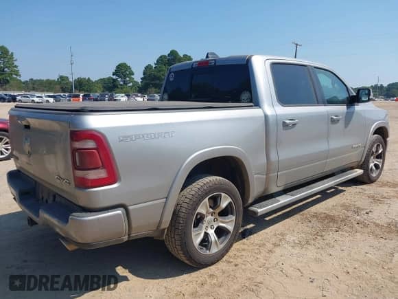 2022 Ram 1500 Laramie z VIN 1C6SRFJT0NN362552, wystawiony jako IAAI lot #43220035 z przebiegiem 50 088 mil mil oraz . Historia ofert i sprzedaży dostępna na DreamBid. Obrazek 4.