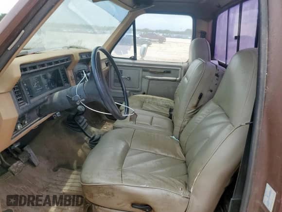 1983 Ford F-150 z VIN 1FTEF14Y1DLA86384, wystawiony jako Copart lot #61199765 z przebiegiem 382 346 mil mil oraz Czysty tytuł • Clean title. Historia ofert i sprzedaży dostępna na DreamBid. Obrazek 7.