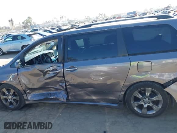 2016 Toyota Sienna SE with VIN 5TDXK3DC3GS727302, listed as a IAAI auction lot 42526541 with 162,518 mi miles and . Bid and sale history available at DreamBid. Image 14.