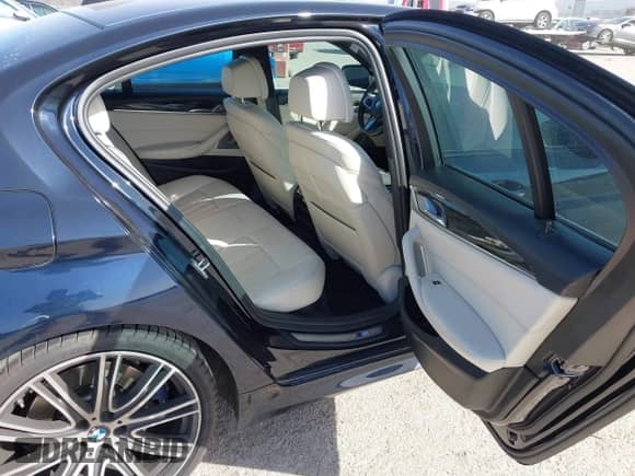 2018 BMW 5 Series M550i xDrive с VIN WBAJB9C55JB286036, выставлен на аукционе IAAI как лот 41738640 с пробегом 79 049 миль миль и . История ставок и продаж доступна на DreamBid. Изображение 8.