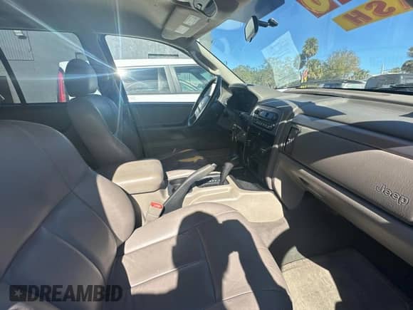 2004 Jeep Grand Cherokee Laredo z VIN 1J4GX48N24C436753, wystawiony jako Copart lot #88142905 z przebiegiem 114 022 mil mil oraz Czysty tytuł • Clean title. Historia ofert i sprzedaży dostępna na DreamBid. Obrazek 5.