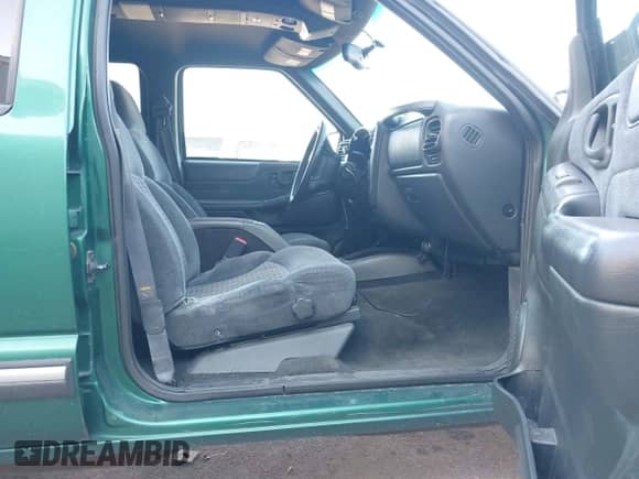 1999 Chevrolet Blazer LT z VIN 1GNDT13W5X2131249, wystawiony jako IAAI lot #42306564 z przebiegiem 162 149 mil mil oraz . Historia ofert i sprzedaży dostępna na DreamBid. Obrazek 5.