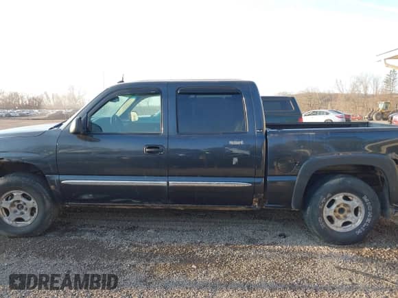 2004 GMC Sierra 1500 SLE z VIN 2GTEK13T041435042, wystawiony jako IAAI lot #41777775 z przebiegiem 218 745 mil mil oraz . Historia ofert i sprzedaży dostępna na DreamBid. Obrazek 15.
