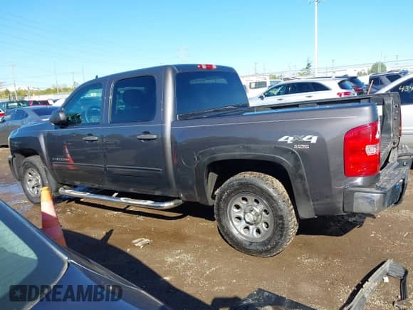 2011 Chevrolet Silverado 1500 LS z VIN 3GCPKREA0BG113816, wystawiony jako IAAI lot #43467974 z przebiegiem 208 253 mil mil oraz . Historia ofert i sprzedaży dostępna na DreamBid. Obrazek 15.