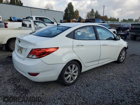 2013 Hyundai Accent GLS z VIN KMHCU4AE1DU582705, wystawiony jako Copart lot #86718285 z przebiegiem 225 231 mil mil oraz Czysty tytuł • Clean title. Historia ofert i sprzedaży dostępna na DreamBid. Obrazek 3.