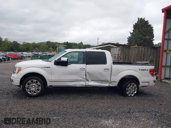 2011 Ford F-150 Lariat z VIN 1FTFW1E66BFA55791, wystawiony jako IAAI lot #43334676 z przebiegiem 110 809 mil mil oraz . Historia ofert i sprzedaży dostępna na DreamBid. Obrazek 14.