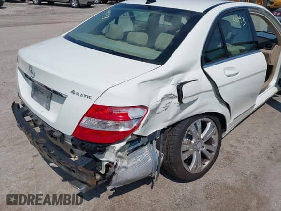 2009 Mercedes-Benz C 300 Sport z VIN WDDGF81X19F261502, wystawiony jako IAAI lot #42964093 z przebiegiem 106 395 mil mil oraz . Historia ofert i sprzedaży dostępna na DreamBid. Obrazek 6.