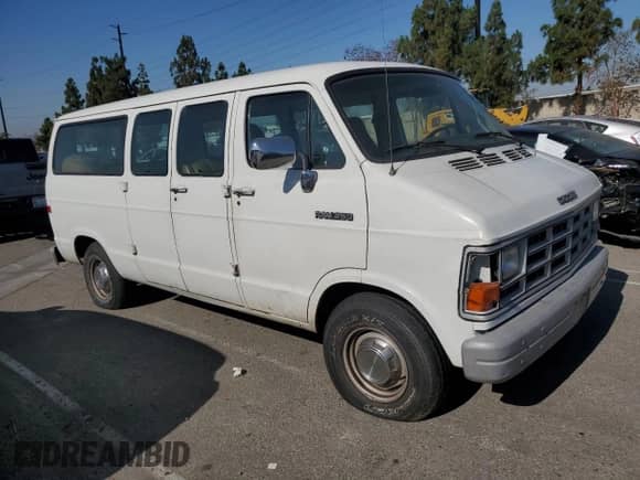 1992 Dodge Passenger with VIN 2B4HB25Y2NK166045, listed as a Copart auction lot 64503405 with 88,372 mi miles and Clean title. Bid and sale history available at DreamBid. Image 4.