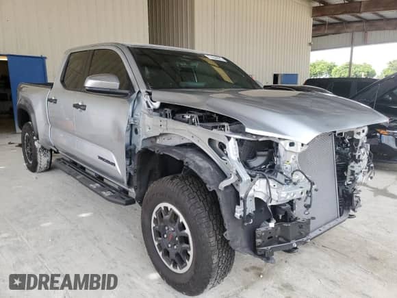 2024 Toyota Tacoma SR5 z VIN 3TYLB5JN2RT048645, wystawiony jako Copart lot #71644875 z przebiegiem 5 468 mil mil oraz Szkoda całkowita • Salvage title. Historia ofert i sprzedaży dostępna na DreamBid. Obrazek 4.