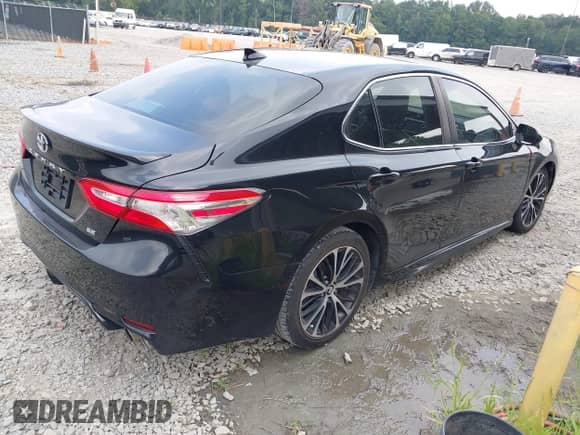 2020 Toyota Camry SE z VIN 4T1G11AK4LU342383, wystawiony jako IAAI lot #43019876 z przebiegiem 111 118 mil mil oraz . Historia ofert i sprzedaży dostępna na DreamBid. Obrazek 4.