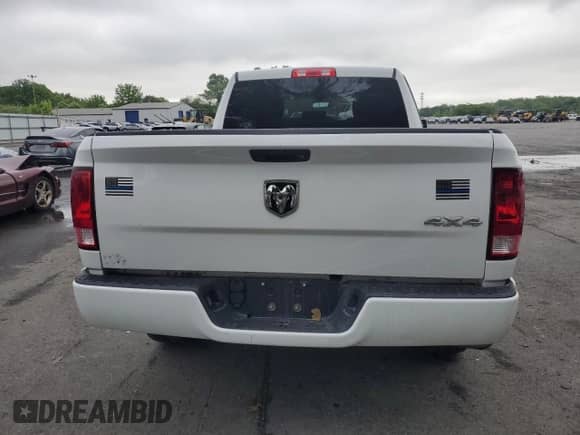 2018 Ram 1500 Tradesman z VIN 1C6RR7FG5JS327677, wystawiony jako Copart lot #58159515 z przebiegiem 76 916 mil mil oraz Szkoda całkowita • Salvage title. Historia ofert i sprzedaży dostępna na DreamBid. Obrazek 6.