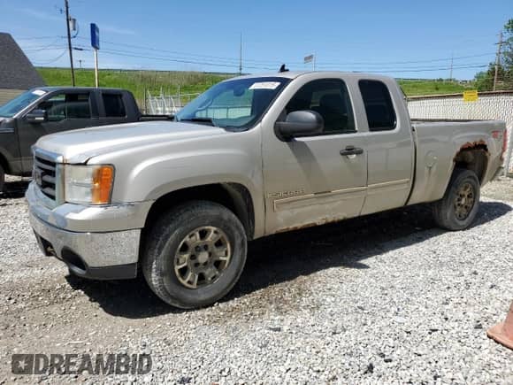 2008 GMC Sierra 1500 SLE2 z VIN 1GTEK19J38Z126068, wystawiony jako Copart lot #57251015 z przebiegiem 296 959 mil mil oraz Czysty tytuł • Clean title. Historia ofert i sprzedaży dostępna na DreamBid. Obrazek 1.